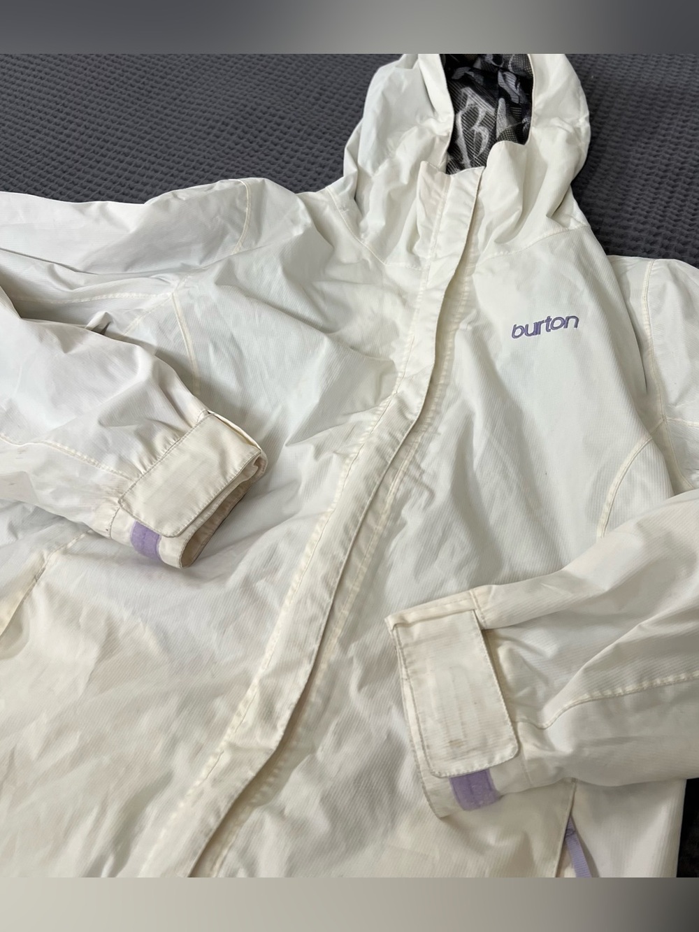 Burton White Hooded Ski Jacket with Lilac Accents Size Medium